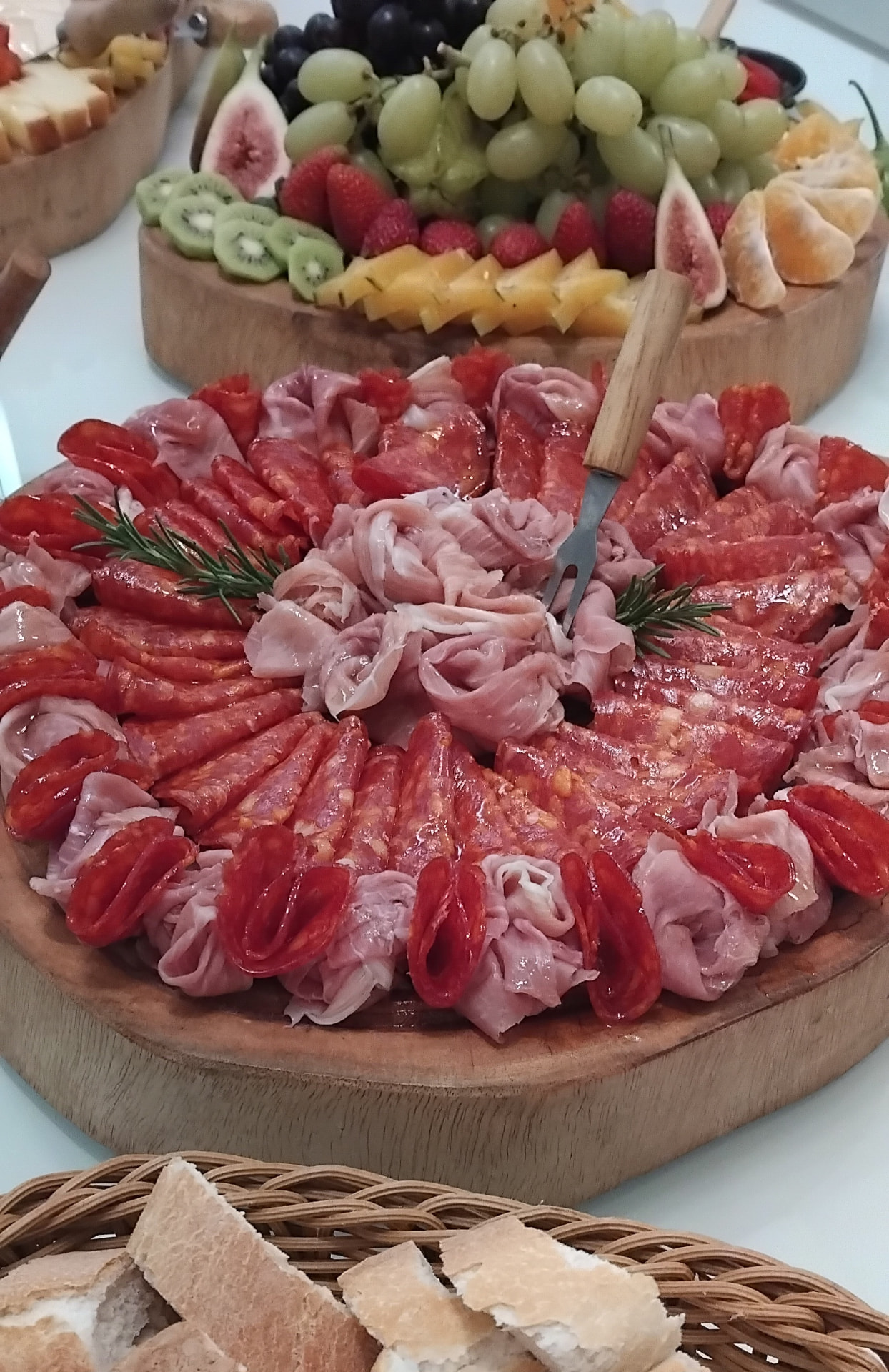 Tábua de frios com salame, presunto e salaminhos em rosetas
