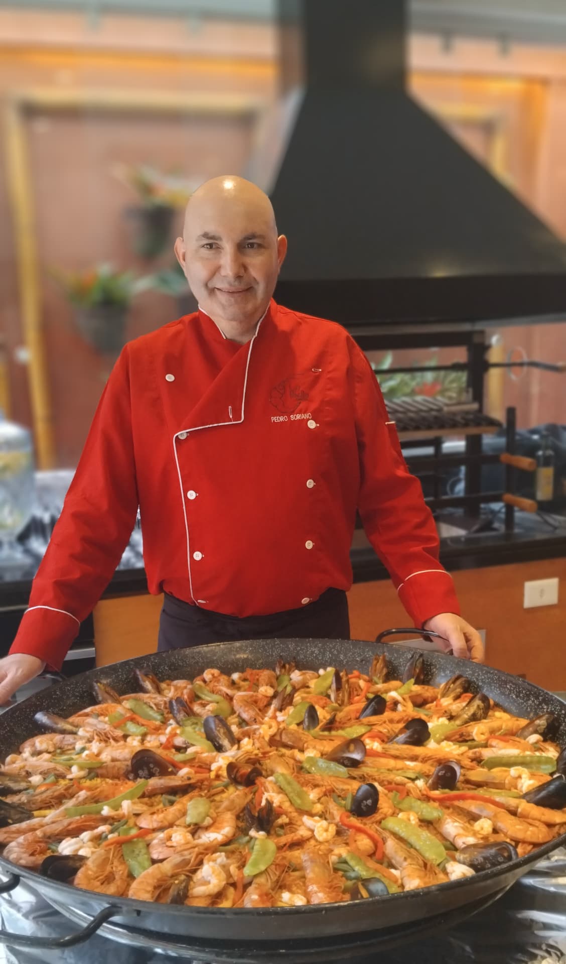 Pedro Soriano, chefe executivo, sorrindo atrás de uma paellera de frutos do mar