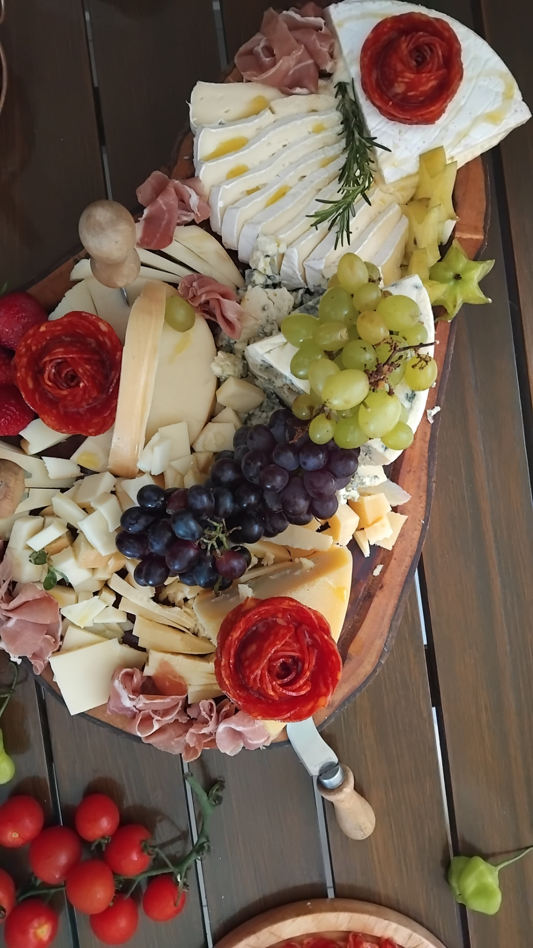 Tábua de queijos variados com frutas, uvas e geleias