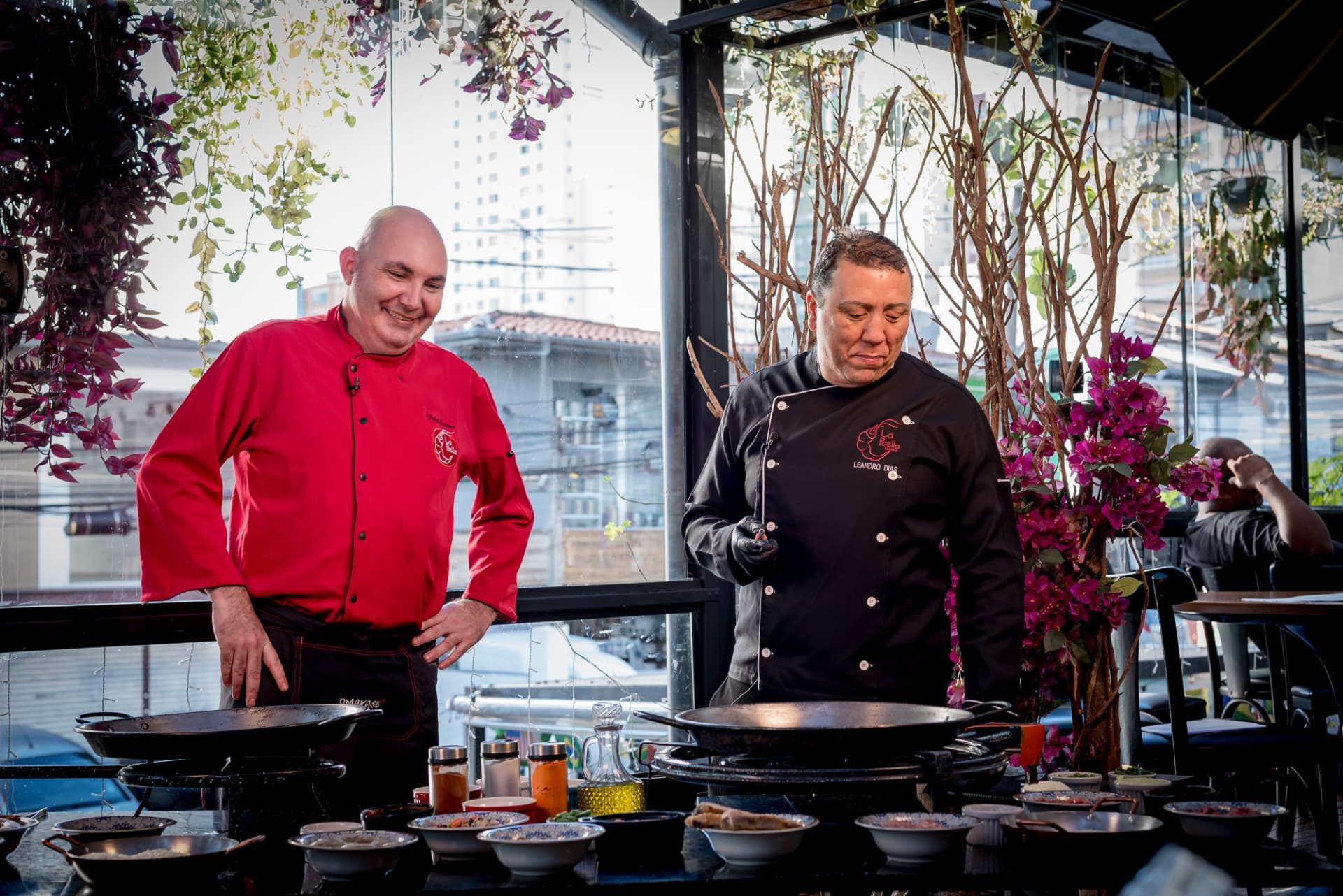 Chefs Pedro Soriano e Leandro Dias no evento de paella ao vivo